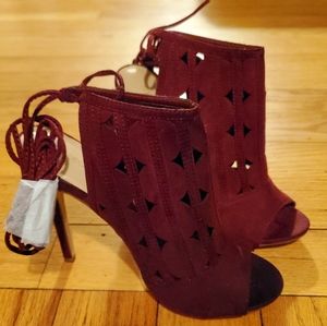 Shoe Dazzle 4 1/2 spike heal lace up tie